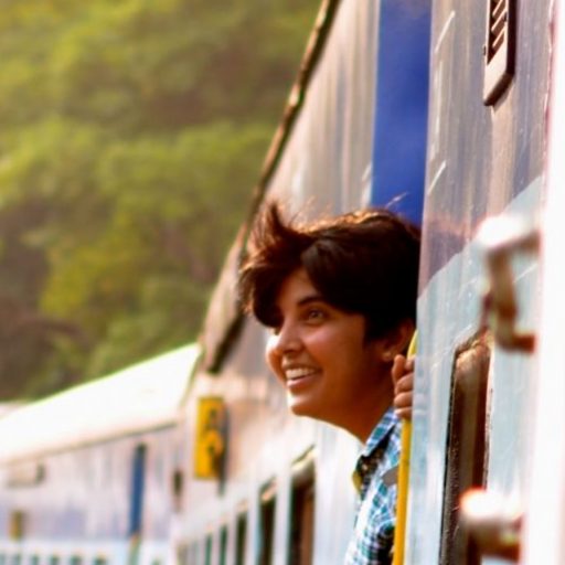 Person blickt aus einem fahrenden Zug